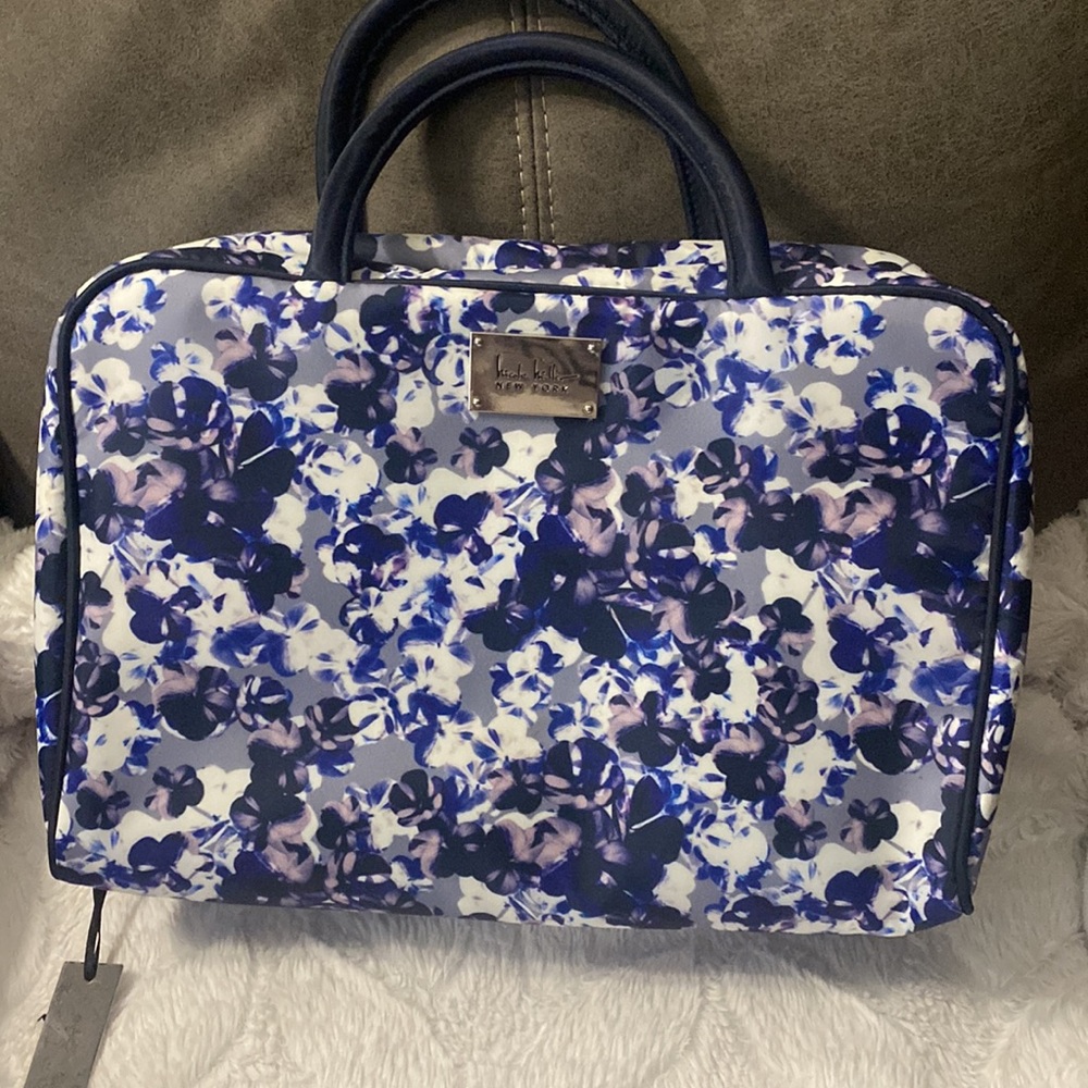 Travel toiletries bag